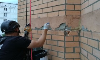 Обследование фасада здания в Верхнем Уфалее в октябре